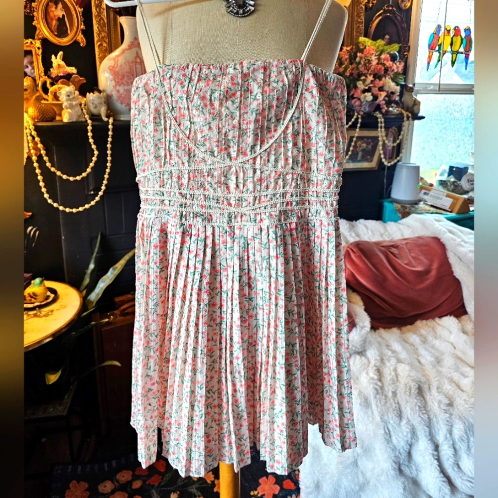 Aimili pleaded, floral mini dress. Size s